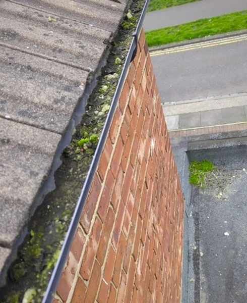 Gutter cleaning job 03 before (Bristol)